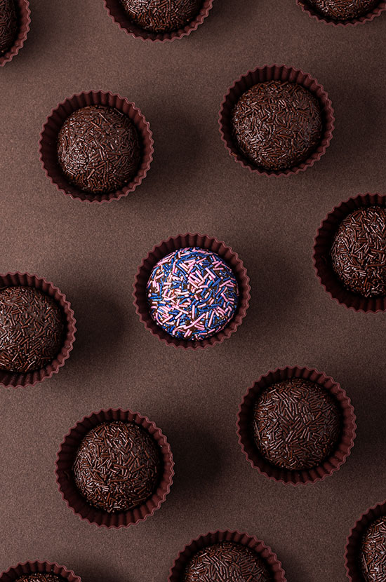 https://www.laurabefood.com/wp-content/uploads/2022/02/Brigadeiros-BeFoodstyler-4-550x830-1.jpg